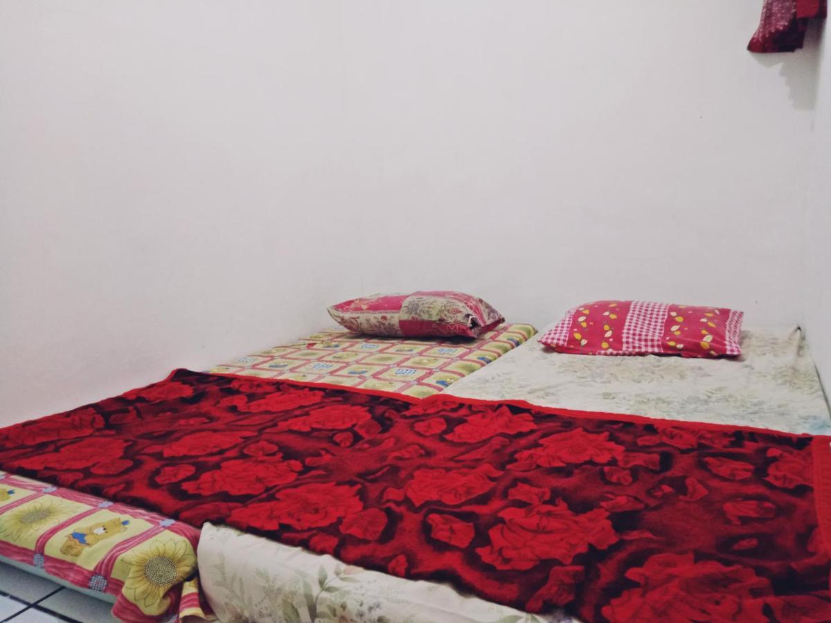 Griya Backpacker Pak Yon Bed and Breakfast Malang Esterno foto