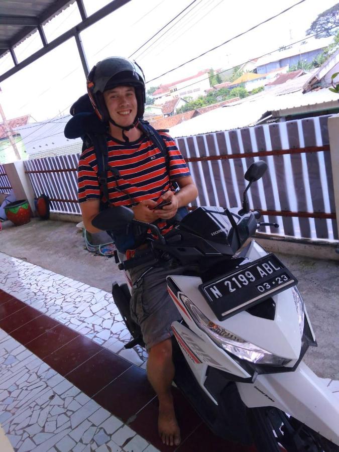 Griya Backpacker Pak Yon Bed and Breakfast Malang Esterno foto