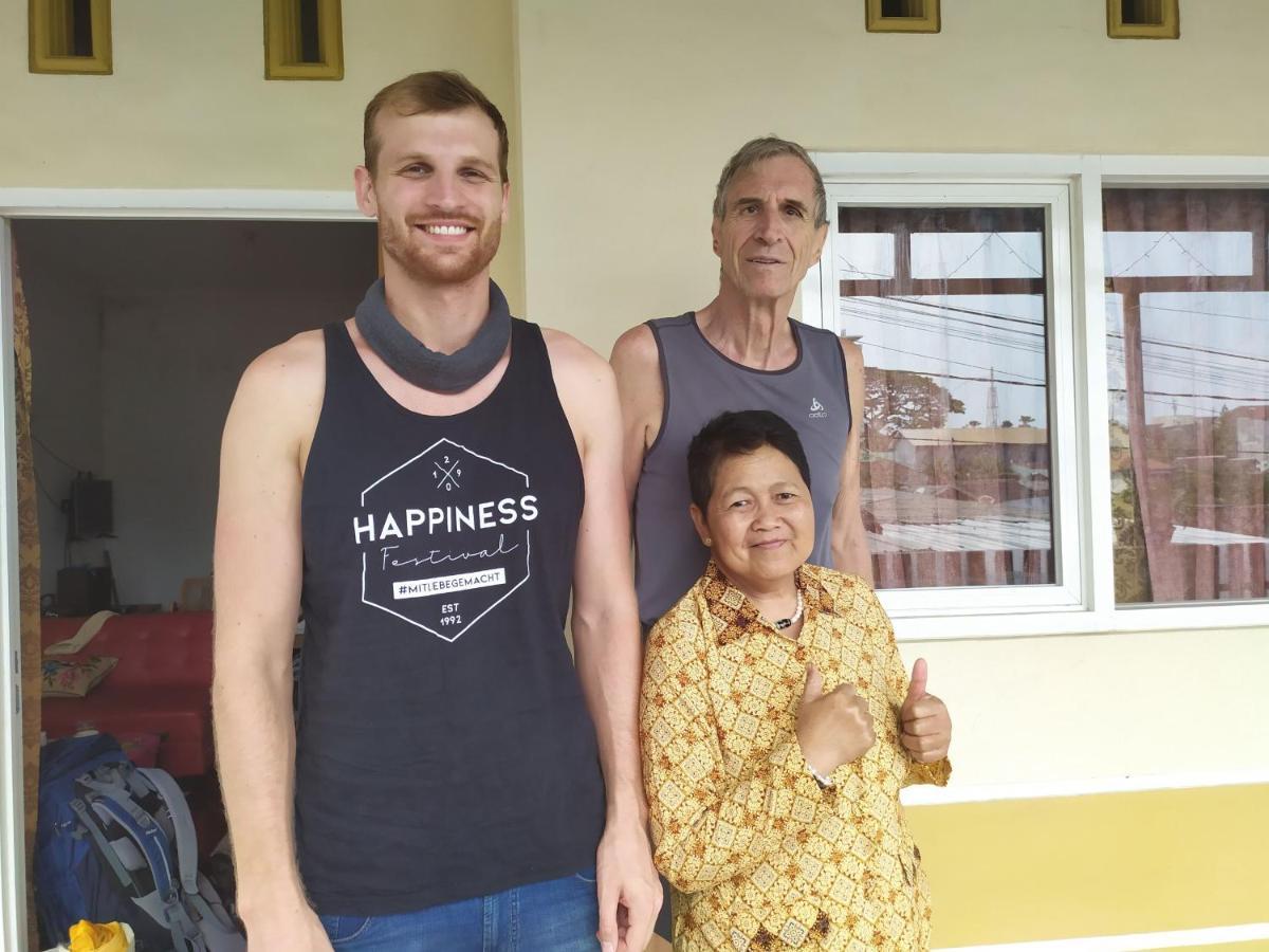 Griya Backpacker Pak Yon Bed and Breakfast Malang Esterno foto