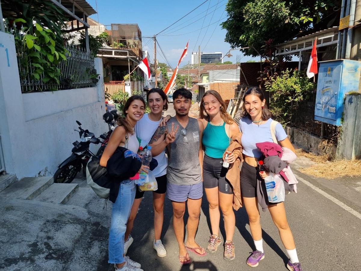 Griya Backpacker Pak Yon Bed and Breakfast Malang Esterno foto